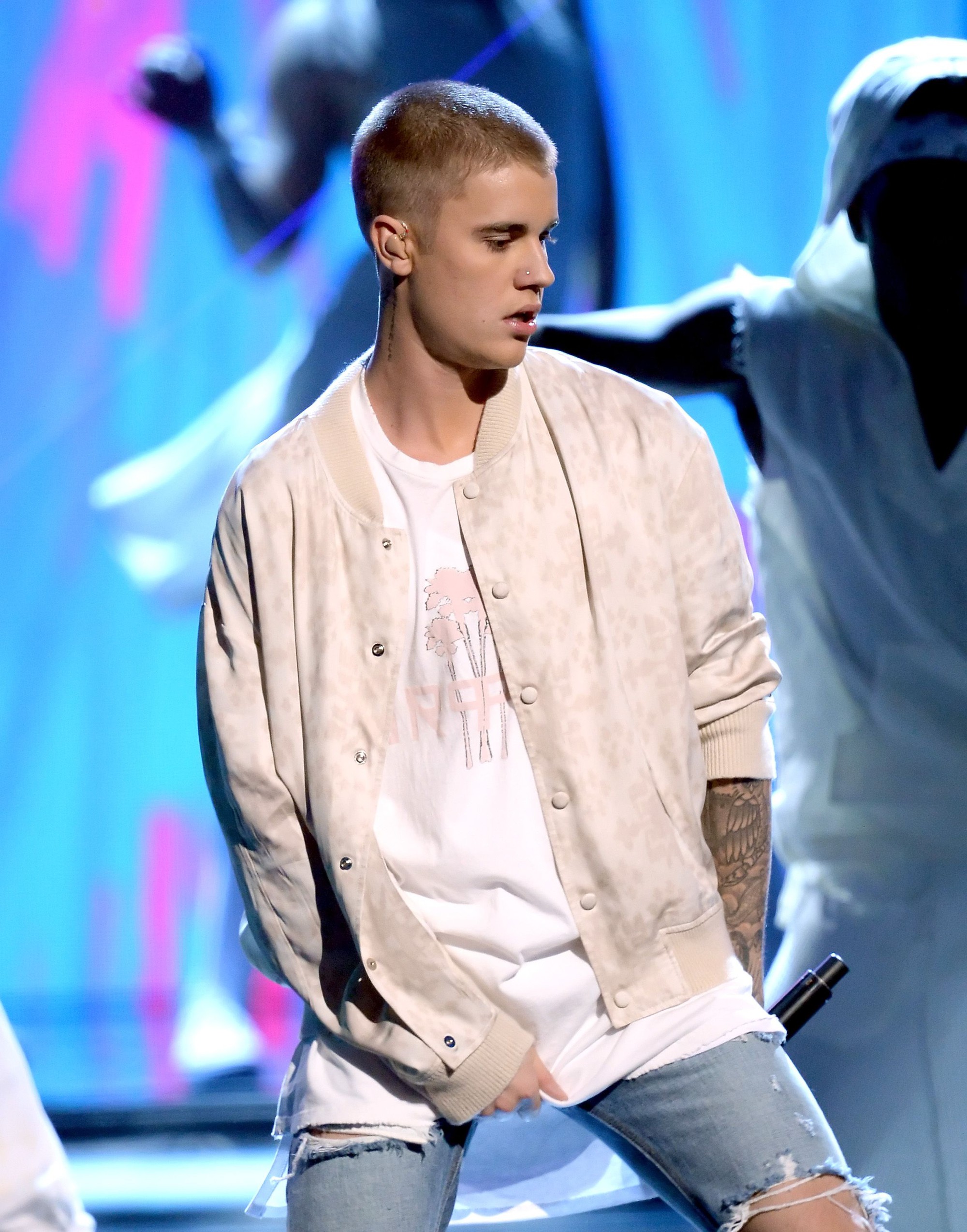 Tạm biệt Justin Bieber đầu bù tóc rối đây mới là hình ảnh chững chạc nhất  của anh chàng