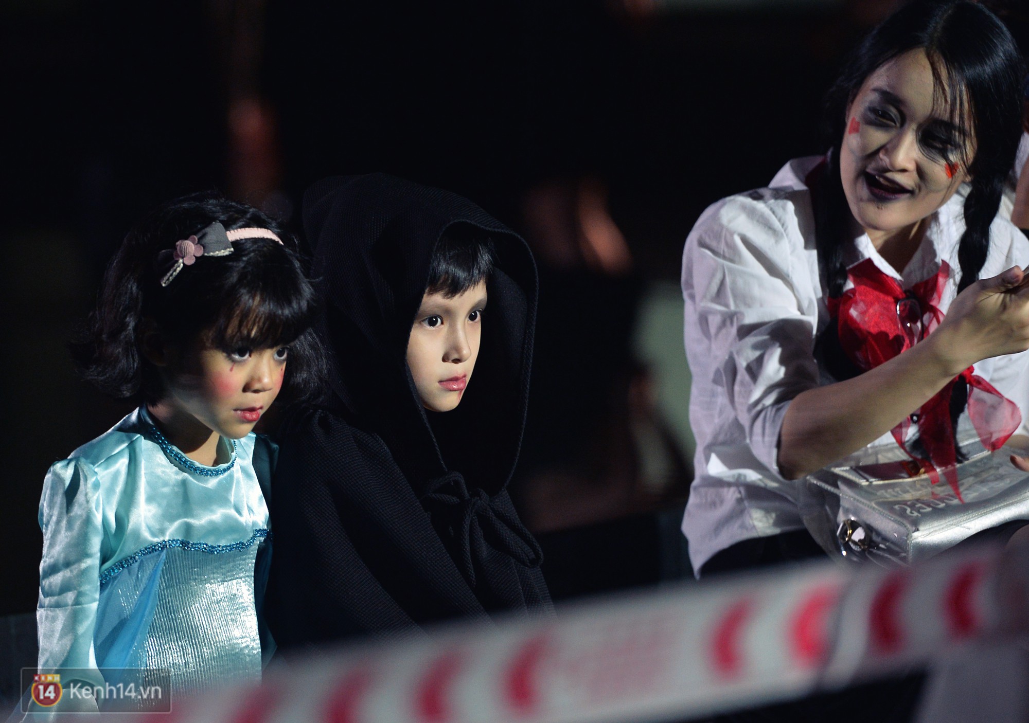 Sàn catwalk kinh dị nhất đêm Halloween: Người mẫu máu me đầy mình, gương mặt nát bét dọa khán giả phát khiếp - Ảnh 3. Sàn catwalk kinh dị nhất đêm Halloween: Người mẫu máu me đầy mình, gương mặt nát bét dọa khán giả phát khiếp - Ảnh 3.