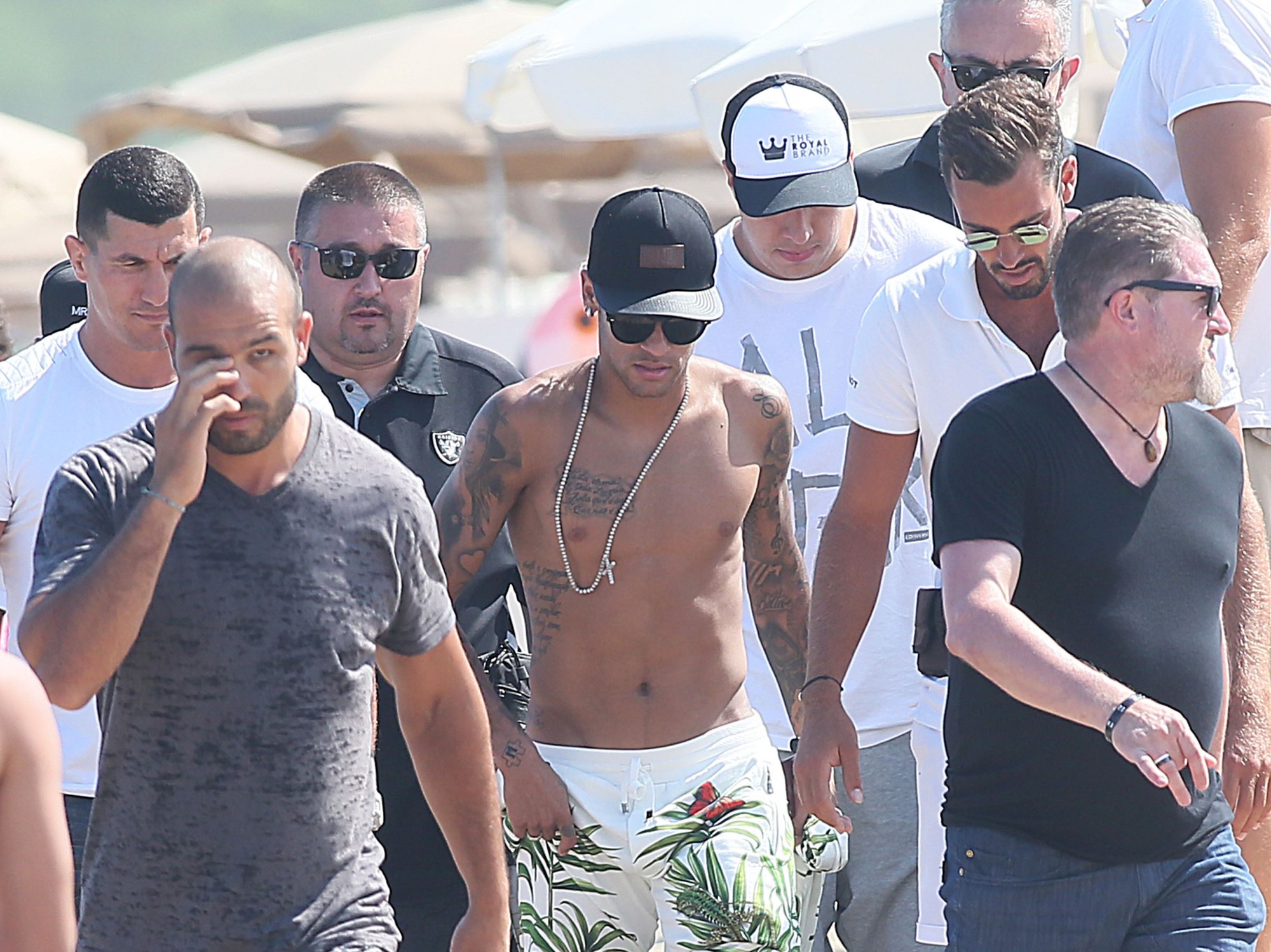 Vệ sĩ của cầu thủ đắt nhất thế giới bị đấm gục khi thi đấu tại giải võ lớn nhất hành tinh - Ảnh 3. Vệ sĩ của cầu thủ đắt nhất thế giới bị đấm gục khi thi đấu tại giải võ lớn nhất hành tinh - Ảnh 3.