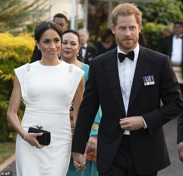 Với loạt chi tiết này, báo Anh tin rằng cả Hoàng gia đang xem Meghan Markle như Công nương Diana thứ 2 - Ảnh 1.