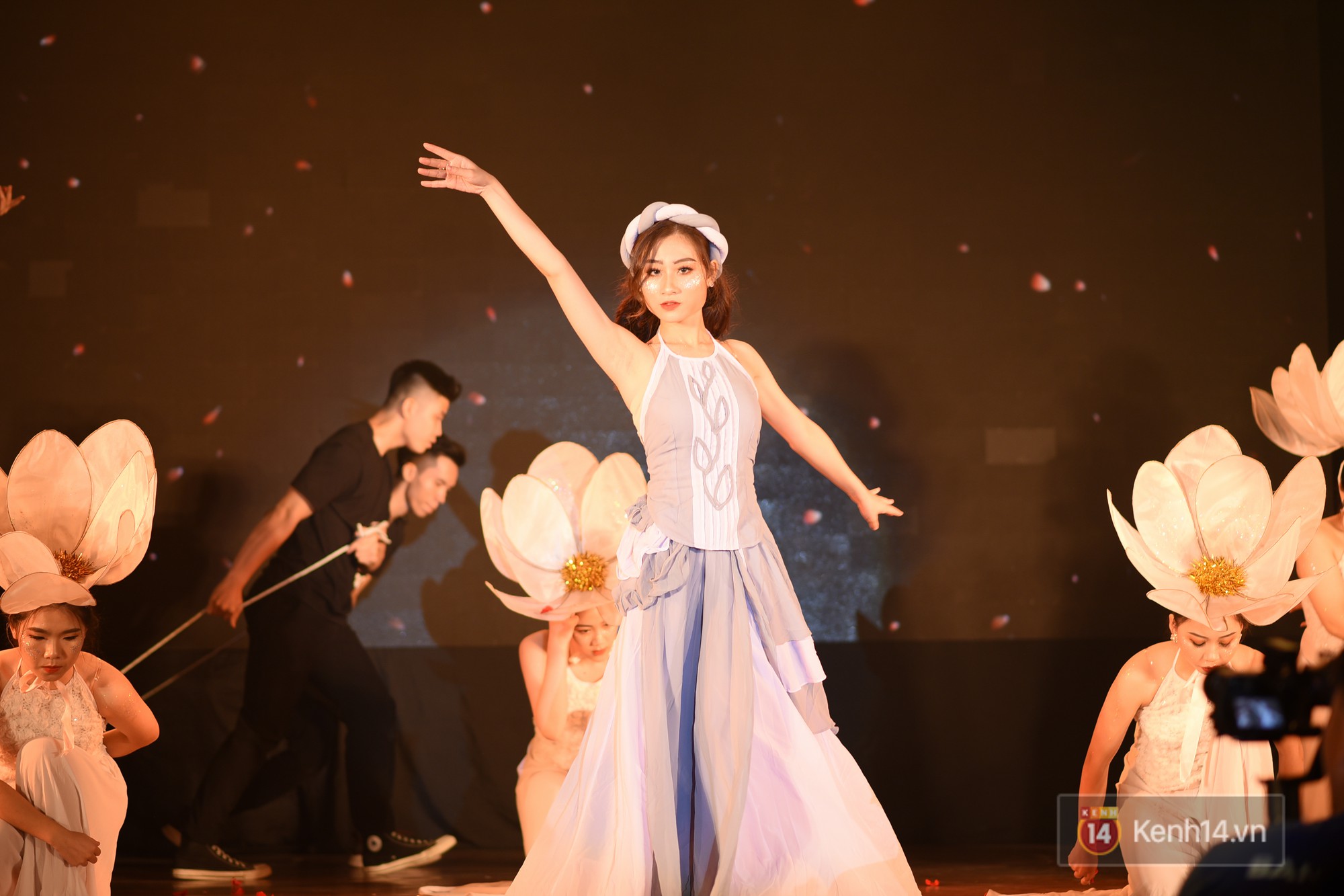 Nam sinh Học viện Báo chí hóa thân thành mẹ chồng đanh đá, mắng chửi con trai như hát hay - Ảnh 10. Nam sinh Học viện Báo chí hóa thân thành mẹ chồng đanh đá, mắng chửi con trai như hát hay - Ảnh 10.
