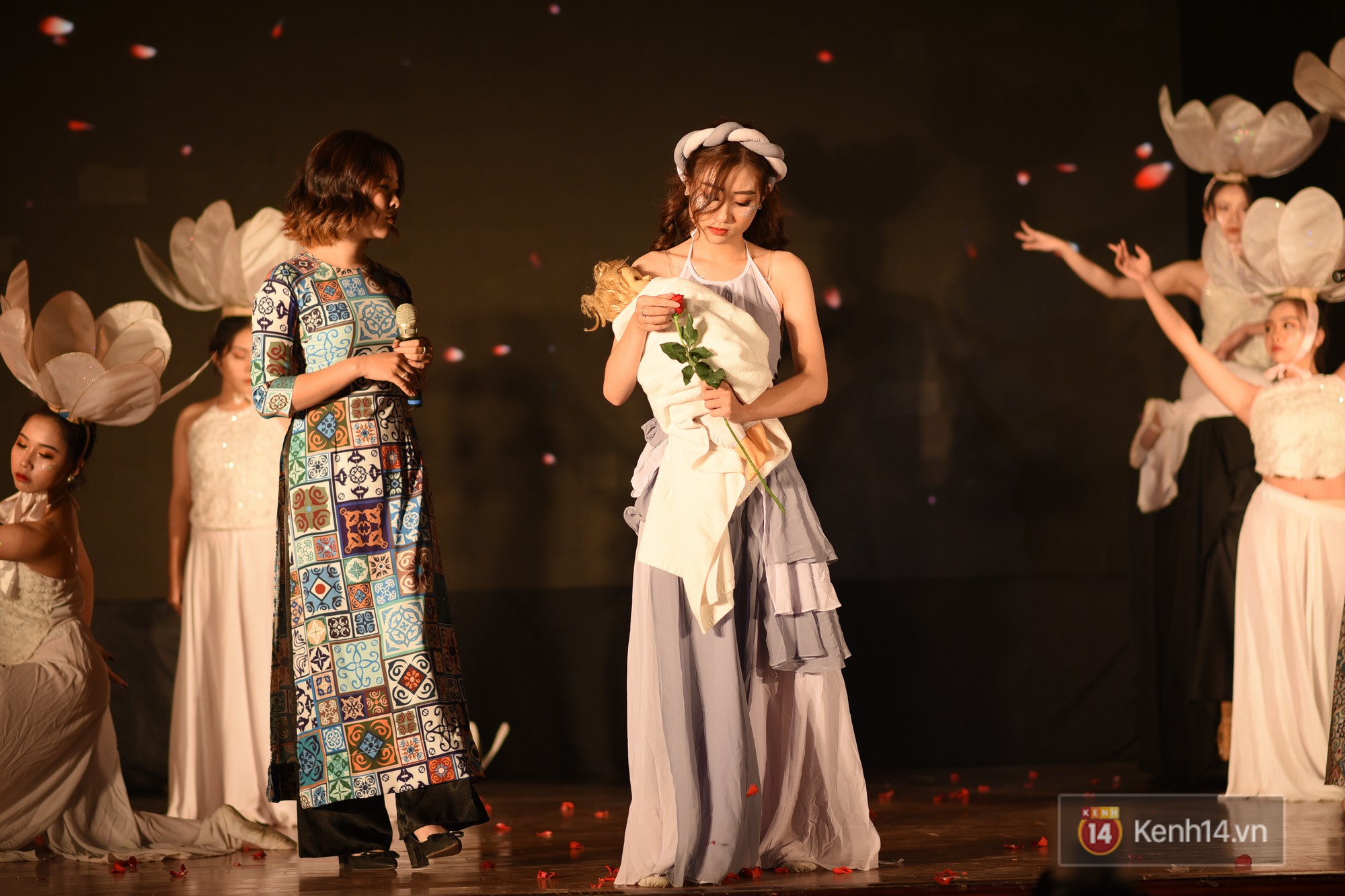 Nam sinh Học viện Báo chí hóa thân thành mẹ chồng đanh đá, mắng chửi con trai như hát hay - Ảnh 11. Nam sinh Học viện Báo chí hóa thân thành mẹ chồng đanh đá, mắng chửi con trai như hát hay - Ảnh 11.