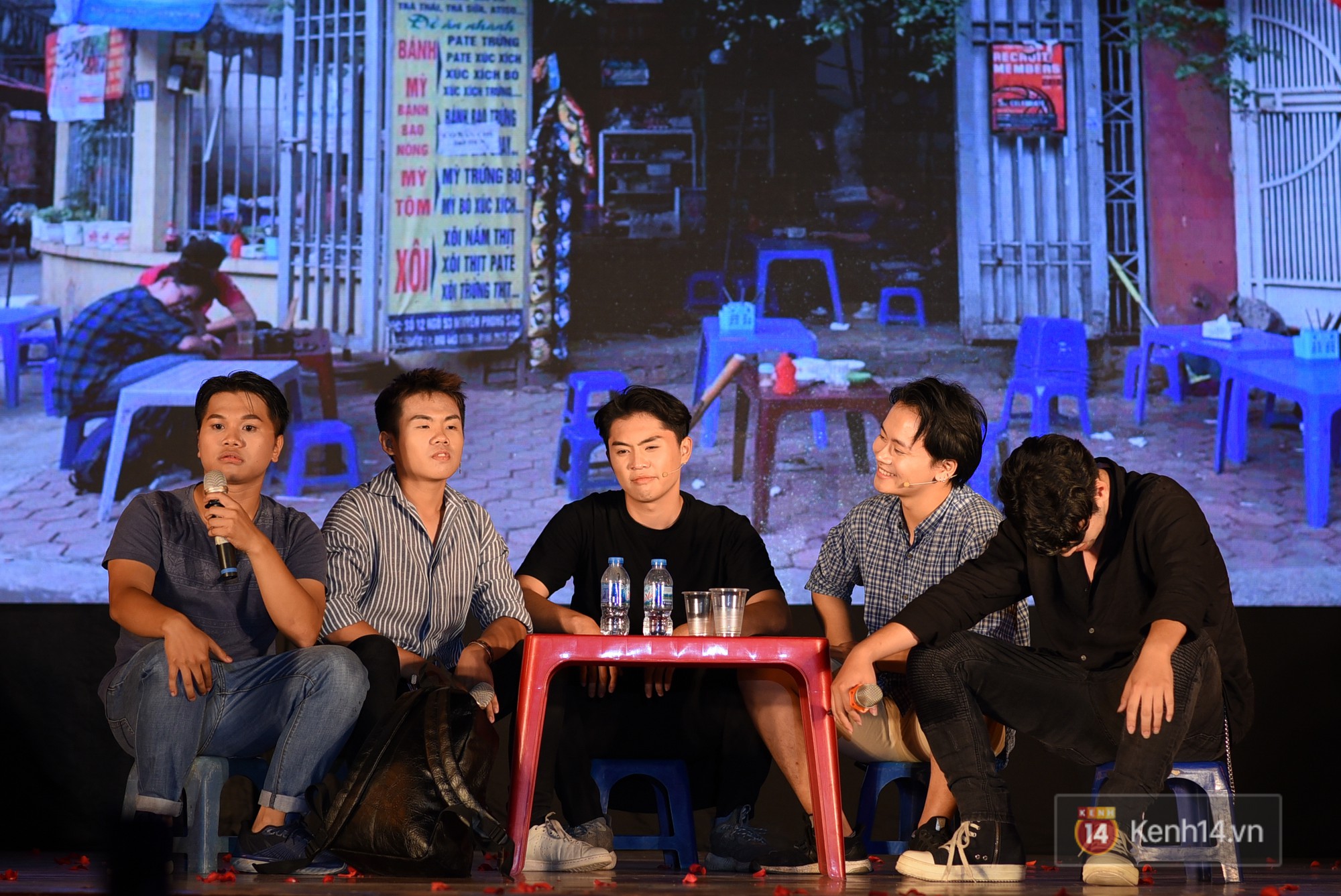Nam sinh Học viện Báo chí hóa thân thành mẹ chồng đanh đá, mắng chửi con trai như hát hay - Ảnh 14. Nam sinh Học viện Báo chí hóa thân thành mẹ chồng đanh đá, mắng chửi con trai như hát hay - Ảnh 14.