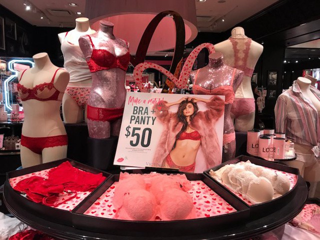Chuyện lạ ở cửa h&agrave;ng Victoria&rsquo;s Secret: Nh&acirc;n vi&ecirc;n sẽ bị sa thải nếu ph&aacute;t hiện v&agrave; ngăn chặn kh&aacute;ch h&agrave;ng ăn cắp vặt - Ảnh 1.