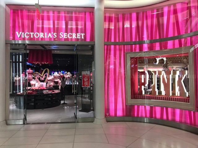 Chuyện lạ ở cửa h&agrave;ng Victoria&rsquo;s Secret: Nh&acirc;n vi&ecirc;n sẽ bị sa thải nếu ph&aacute;t hiện v&agrave; ngăn chặn kh&aacute;ch h&agrave;ng ăn cắp vặt - Ảnh 2.