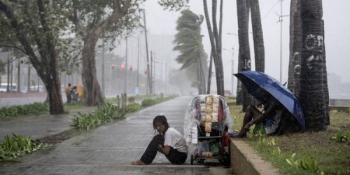 Siêu bão Yutu đổ bộ Philippines, chôn vùi hàng chục người dưới lớp đất lở - Ảnh 6.