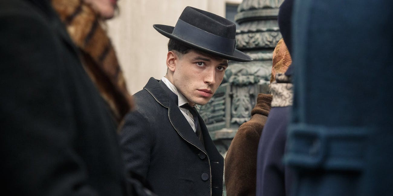 7 chi tiết quan trọng của Harry Potter được cài cắm ngay trong Fantastic Beasts 2 - Ảnh 11. 7 chi tiết quan trọng của Harry Potter được cài cắm ngay trong Fantastic Beasts 2 - Ảnh 11.