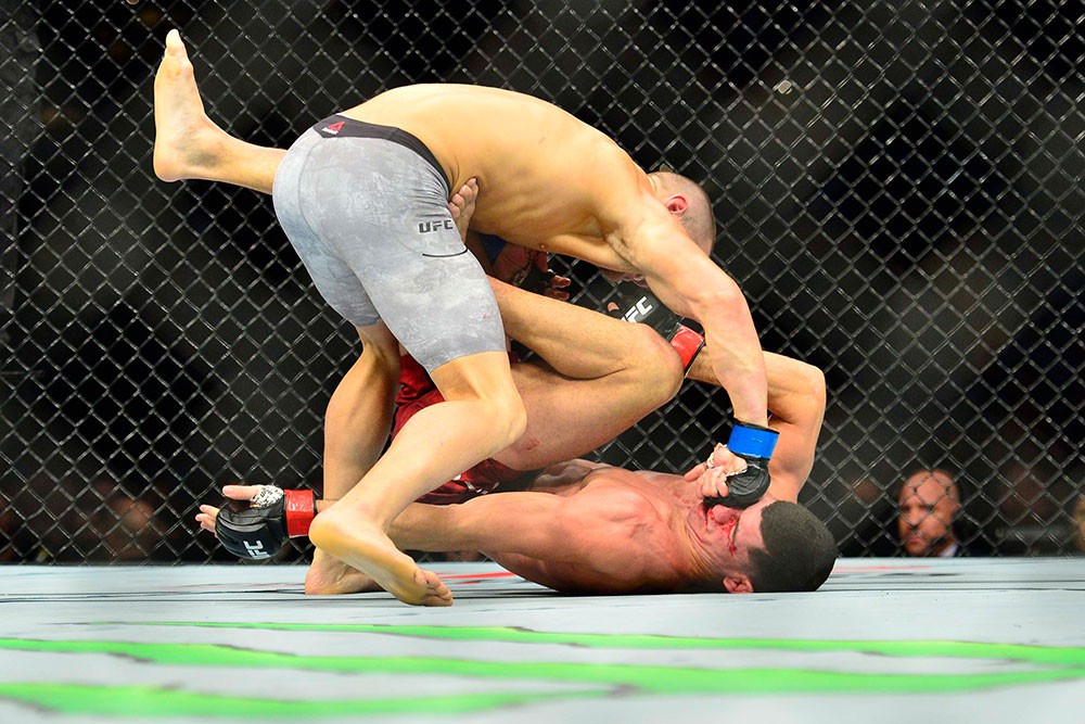 Vệ sĩ của cầu thủ đắt nhất thế giới bị đấm gục khi thi đấu tại giải võ lớn nhất hành tinh - Ảnh 2. Vệ sĩ của cầu thủ đắt nhất thế giới bị đấm gục khi thi đấu tại giải võ lớn nhất hành tinh - Ảnh 2.