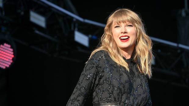 Chuẩn bị hết hạn hợp đồng, Taylor Swift đ&atilde; được &ocirc;ng lớn trong ng&agrave;nh thu &acirc;m tại Mỹ ra gi&aacute; 300 triệu USD - Ảnh 1.