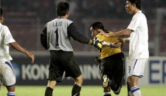 CĐV Malaysia hành hung CĐV Việt Nam và những scandal nhức nhối trong lịch sử AFF Cup - Ảnh 3.