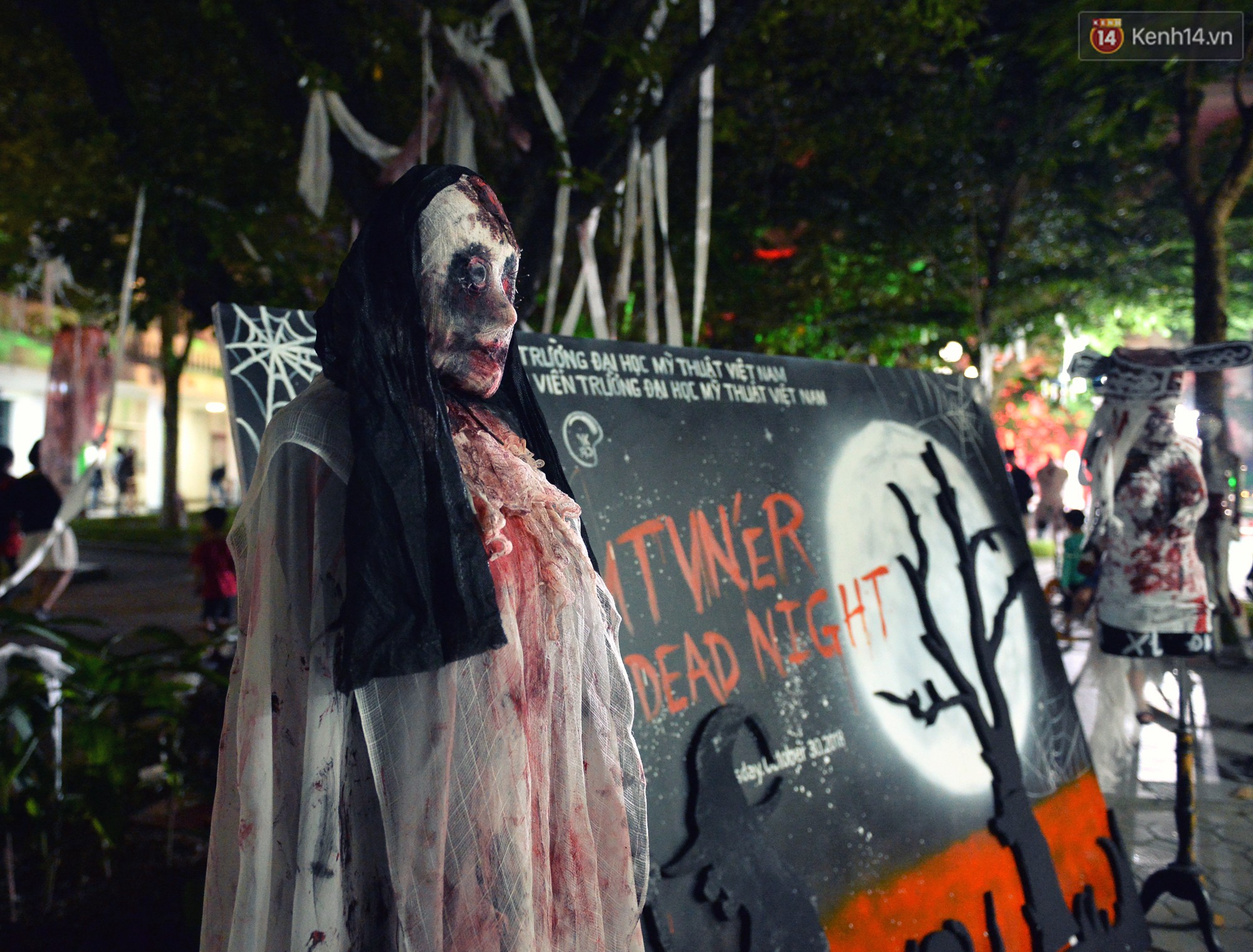 Sàn catwalk kinh dị nhất đêm Halloween: Người mẫu máu me đầy mình, gương mặt nát bét dọa khán giả phát khiếp - Ảnh 5. Sàn catwalk kinh dị nhất đêm Halloween: Người mẫu máu me đầy mình, gương mặt nát bét dọa khán giả phát khiếp - Ảnh 5.