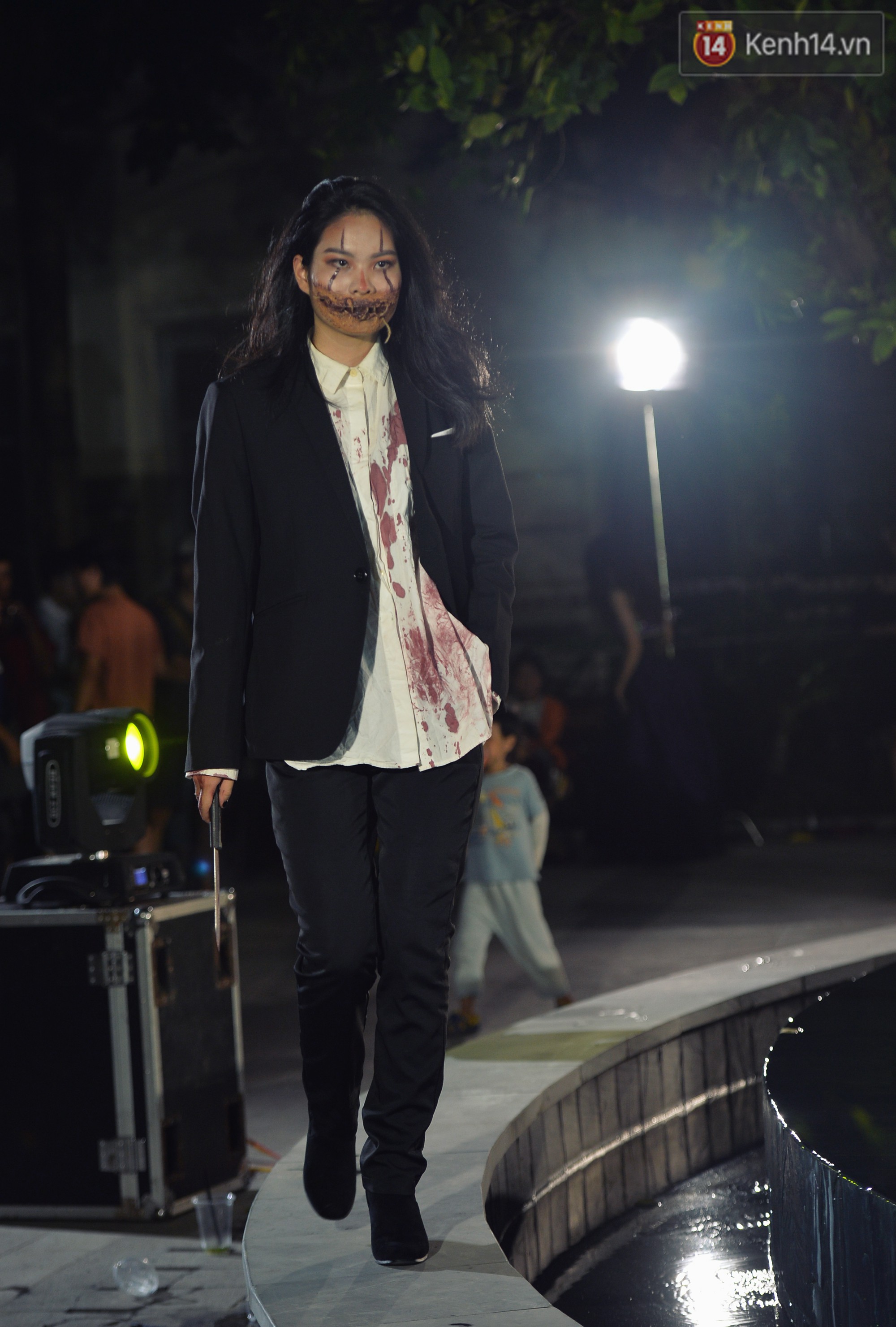 Sàn catwalk kinh dị nhất đêm Halloween: Người mẫu máu me đầy mình, gương mặt nát bét dọa khán giả phát khiếp - Ảnh 7. Sàn catwalk kinh dị nhất đêm Halloween: Người mẫu máu me đầy mình, gương mặt nát bét dọa khán giả phát khiếp - Ảnh 7.