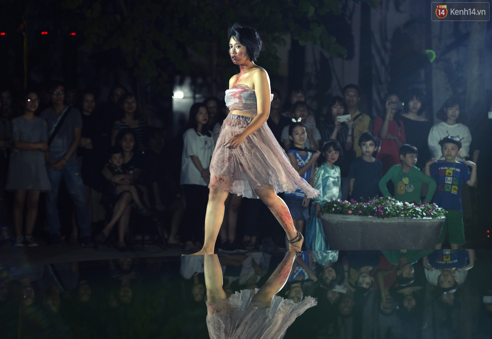Sàn catwalk kinh dị nhất đêm Halloween: Người mẫu máu me đầy mình, gương mặt nát bét dọa khán giả phát khiếp - Ảnh 8. Sàn catwalk kinh dị nhất đêm Halloween: Người mẫu máu me đầy mình, gương mặt nát bét dọa khán giả phát khiếp - Ảnh 8.