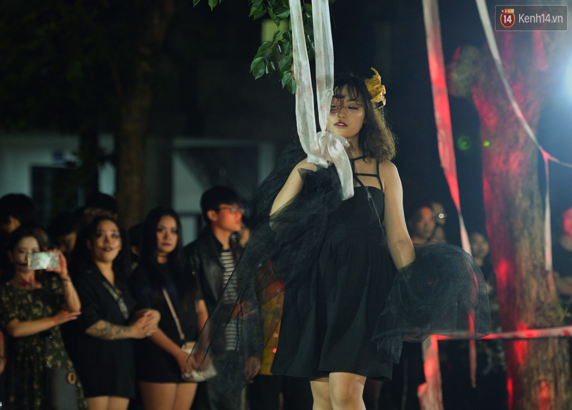 Sàn catwalk kinh dị nhất đêm Halloween: Người mẫu máu me đầy mình, gương mặt nát bét dọa khán giả phát khiếp - Ảnh 10. Sàn catwalk kinh dị nhất đêm Halloween: Người mẫu máu me đầy mình, gương mặt nát bét dọa khán giả phát khiếp - Ảnh 10.
