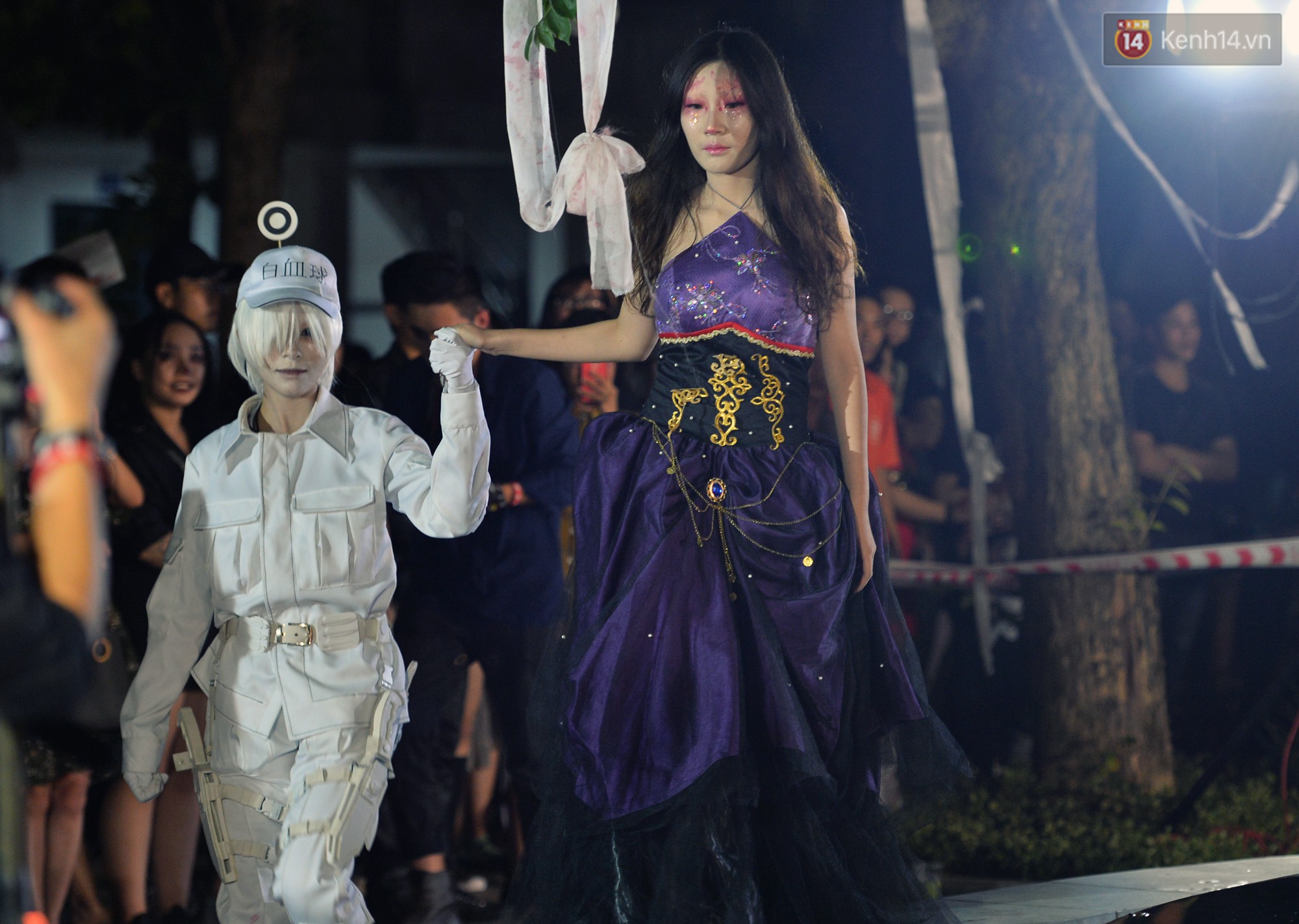 Sàn catwalk kinh dị nhất đêm Halloween: Người mẫu máu me đầy mình, gương mặt nát bét dọa khán giả phát khiếp - Ảnh 11. Sàn catwalk kinh dị nhất đêm Halloween: Người mẫu máu me đầy mình, gương mặt nát bét dọa khán giả phát khiếp - Ảnh 11.