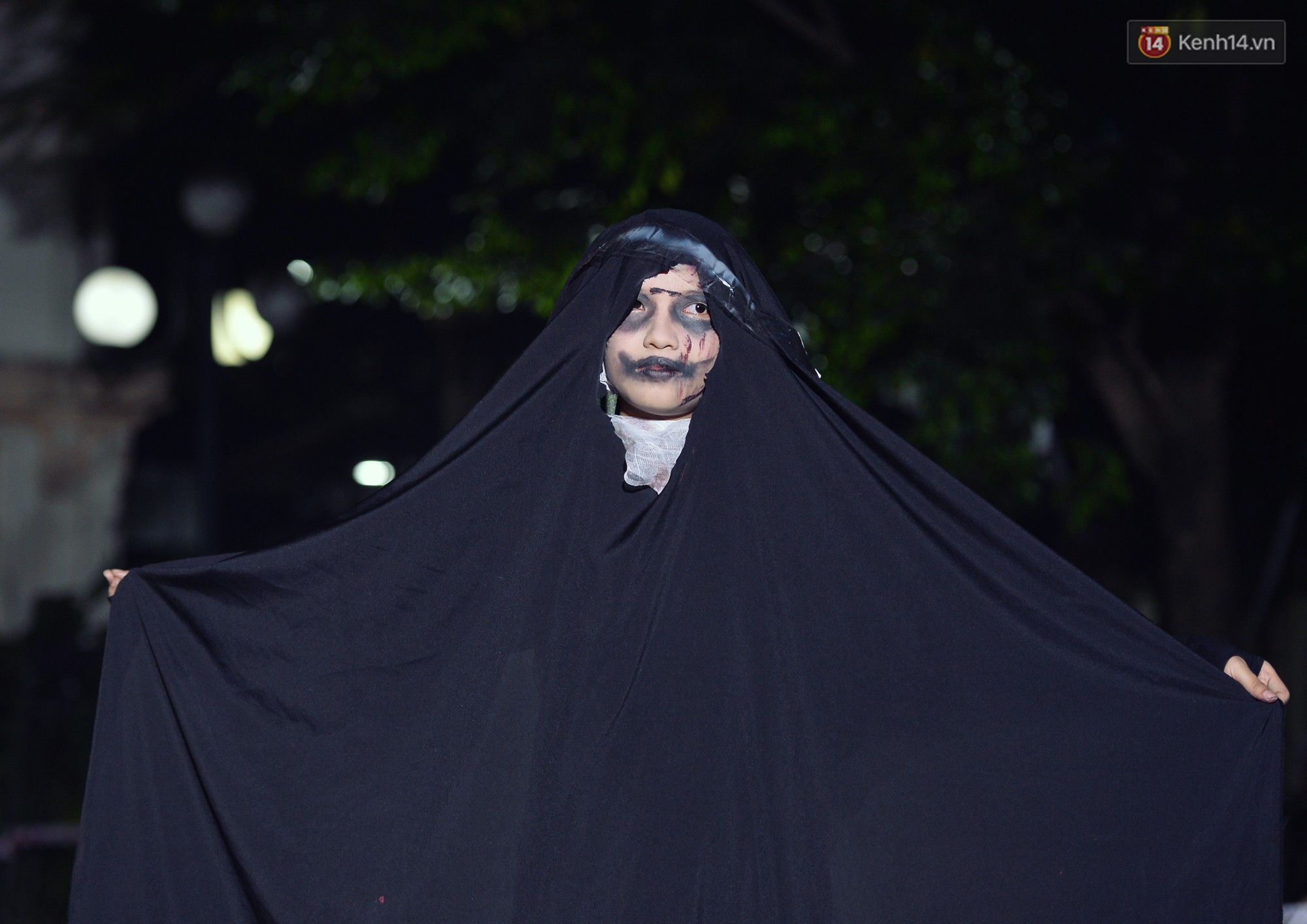 Sàn catwalk kinh dị nhất đêm Halloween: Người mẫu máu me đầy mình, gương mặt nát bét dọa khán giả phát khiếp - Ảnh 12. Sàn catwalk kinh dị nhất đêm Halloween: Người mẫu máu me đầy mình, gương mặt nát bét dọa khán giả phát khiếp - Ảnh 12.