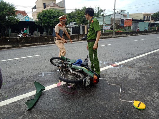 Tai nạn giao thông: Xe máy tông khiến 2 bà cháu nguy kịch - Ảnh 2.