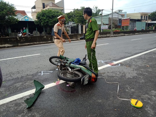 Bồng cháu qua đường gửi trẻ bị xe máy tông khiến 2 bà cháu nguy kịch - Ảnh 2.