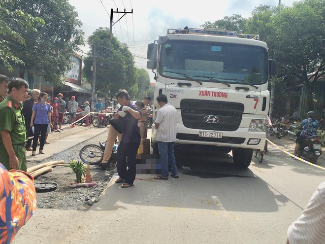 Người phụ nữ bị xe ben cán chết thương tâm, các nhà sư cầu siêu cho nạn nhân ngay hiện trường - Ảnh 2.