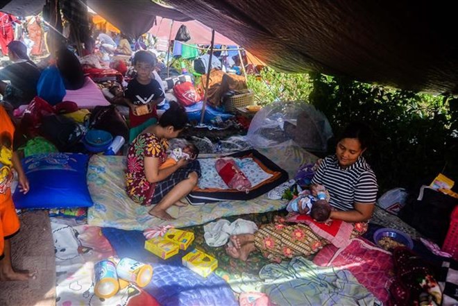 Động đất tại Indonesia: Nhiều trẻ em lạc bố mẹ phải ngủ ngoài đường - Ảnh 1.