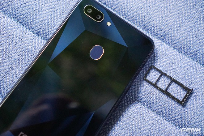 Tr&ecirc;n tay Realme 2 Đen Kim Cương: Con b&agrave;i chiến lược mới của Oppo, sẵn s&agrave;ng quyết chiến với đối thủ - Ảnh 13.