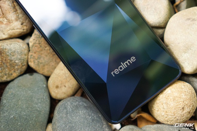 Tr&ecirc;n tay Realme 2 Đen Kim Cương: Con b&agrave;i chiến lược mới của Oppo, sẵn s&agrave;ng quyết chiến với đối thủ - Ảnh 15.
