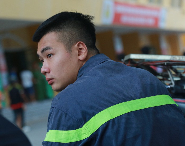 Trước khi đốt pháo sáng, hãy nghĩ đến những cảnh sát phòng cháy chữa cháy - Ảnh 3. Trước khi đốt pháo sáng, hãy nghĩ đến những cảnh sát phòng cháy chữa cháy - Ảnh 3.