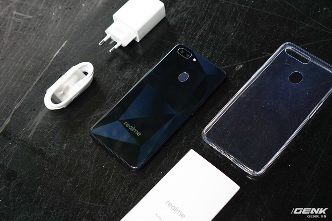Tr&ecirc;n tay Realme 2 Đen Kim Cương: Con b&agrave;i chiến lược mới của Oppo, sẵn s&agrave;ng quyết chiến với đối thủ - Ảnh 3.