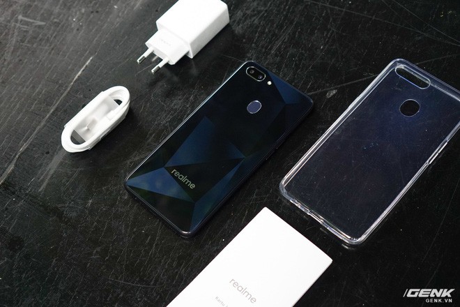 Trên tay Realme 2 Đen Kim Cương: Con bài chiến lược mới của Oppo, sẵn sàng quyết chiến với đối thủ - Ảnh 3.