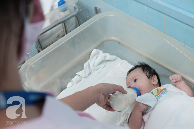 TP.HCM: Cảm động cảnh điều dưỡng tự bỏ tiền túi mua tã sữa cho ba đứa trẻ sơ sinh bị mẹ đẻ xong rồi bỏ rơi trong viện - Ảnh 4.