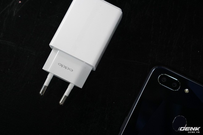Tr&ecirc;n tay Realme 2 Đen Kim Cương: Con b&agrave;i chiến lược mới của Oppo, sẵn s&agrave;ng quyết chiến với đối thủ - Ảnh 4.
