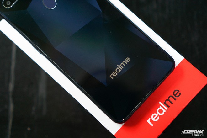 Tr&ecirc;n tay Realme 2 Đen Kim Cương: Con b&agrave;i chiến lược mới của Oppo, sẵn s&agrave;ng quyết chiến với đối thủ - Ảnh 5.