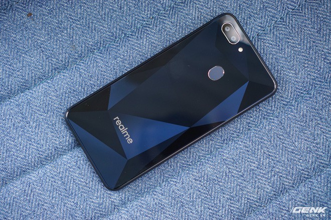 Tr&ecirc;n tay Realme 2 Đen Kim Cương: Con b&agrave;i chiến lược mới của Oppo, sẵn s&agrave;ng quyết chiến với đối thủ - Ảnh 6.