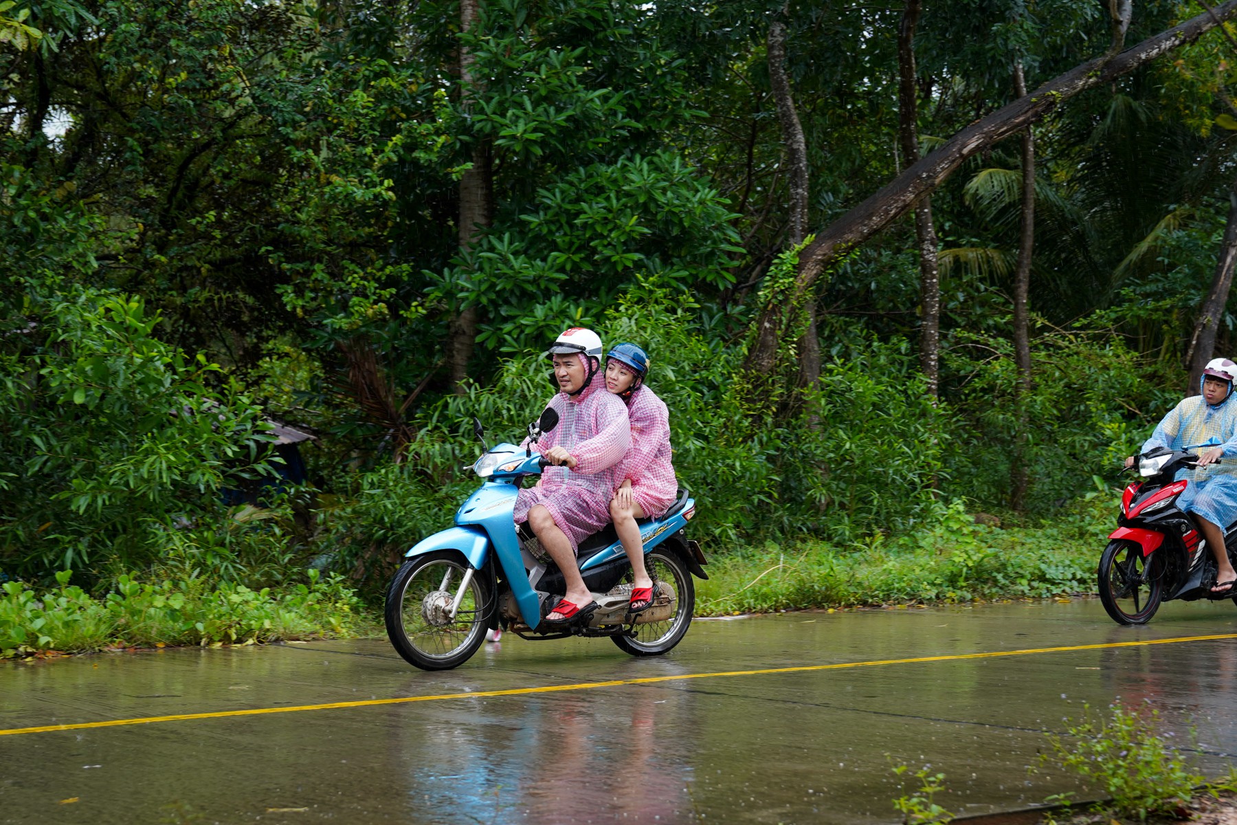 Thu Trang - Tiáº¿n Luáº­t hÄng hÃ¡i Äi phÆ°á»£t trong mÆ°a giá»¯a Äáº£o ngá»c PhÃº Quá»c - áº¢nh 2.