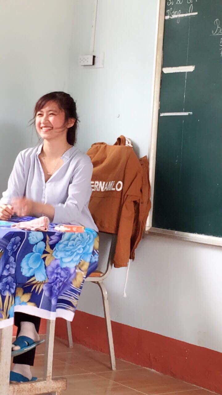 Cô giáo vùng cao với vẻ đẹp giản dị và nụ cười đốn tim cư dân mạng từ cái nhìn đầu tiên - Ảnh 1. Cô giáo vùng cao với vẻ đẹp giản dị và nụ cười đốn tim cư dân mạng từ cái nhìn đầu tiên - Ảnh 1.