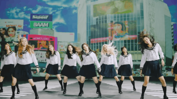 Làm lại hit BAAM phiên bản Nhật, MOMOLAND tái hiện phim ma kinh điển The Ring trong MV - Ảnh 2.