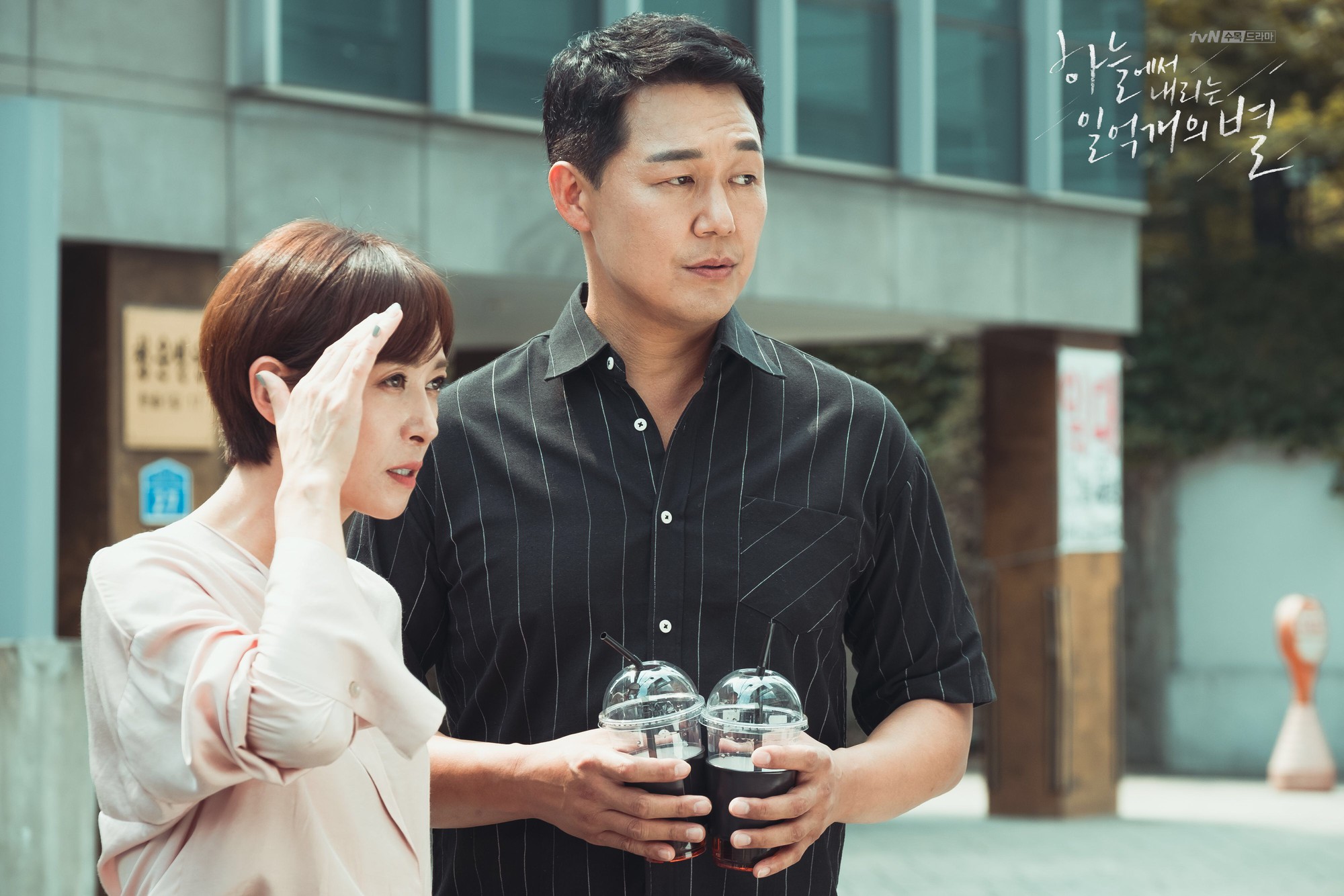 &Aacute;nh Cười Chẳng C&ograve;n Vương Mắt Em &ndash; Ch&agrave;ng trai quyến rũ mang d&aacute;ng h&igrave;nh của kẻ s&aacute;t nh&acirc;n - Ảnh 3.