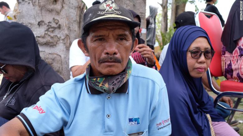 Đau xót người cha gào thét tìm kiếm con gái 7 ngày sau thảm họa ở Indonesia - Ảnh 1. Đau xót người cha gào thét tìm kiếm con gái 7 ngày sau thảm họa ở Indonesia - Ảnh 1.