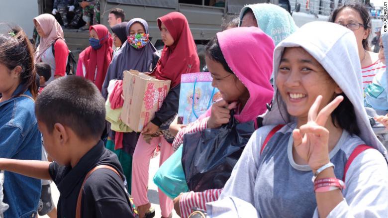Đau xót người cha gào thét tìm kiếm con gái 7 ngày sau thảm họa ở Indonesia - Ảnh 2. Đau xót người cha gào thét tìm kiếm con gái 7 ngày sau thảm họa ở Indonesia - Ảnh 2.