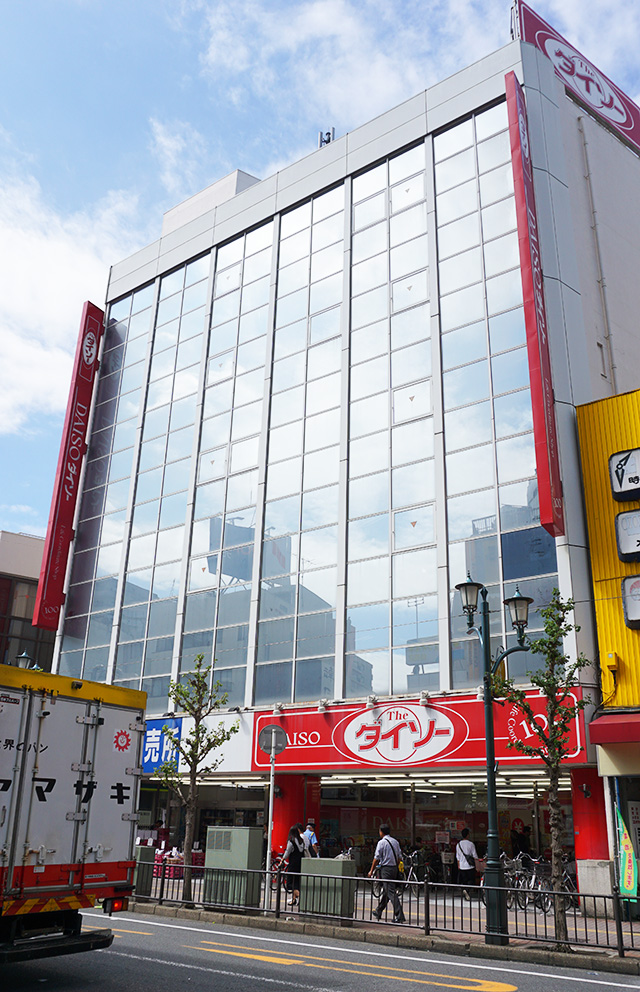 Cửa hàng Daiso 100 yên 7 tầng lớn nhất Nhật Bản có gì đặc biệt? - Ảnh 1.