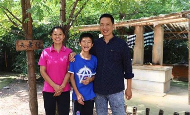 Người cha của năm đ&acirc;y rồi! Con trai bị bệnh cần kh&ocirc;ng kh&iacute; sạch để thở, bố mua hẳn h&ograve;n đảo đưa cả nh&agrave; ra sống cho sướng - Ảnh 1.