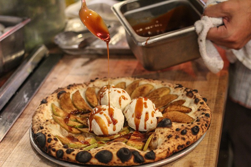 Hết cho thêm kem lạnh, người ta còn ăn pizza cùng bỏng ngô, chocolate... nữa kìa - Ảnh 1. Hết cho thêm kem lạnh, người ta còn ăn pizza cùng bỏng ngô, chocolate... nữa kìa - Ảnh 1.