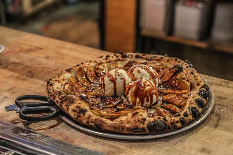 Hết cho thêm kem lạnh, người ta còn ăn pizza cùng bỏng ngô, chocolate... nữa kìa - Ảnh 2. Hết cho thêm kem lạnh, người ta còn ăn pizza cùng bỏng ngô, chocolate... nữa kìa - Ảnh 2.