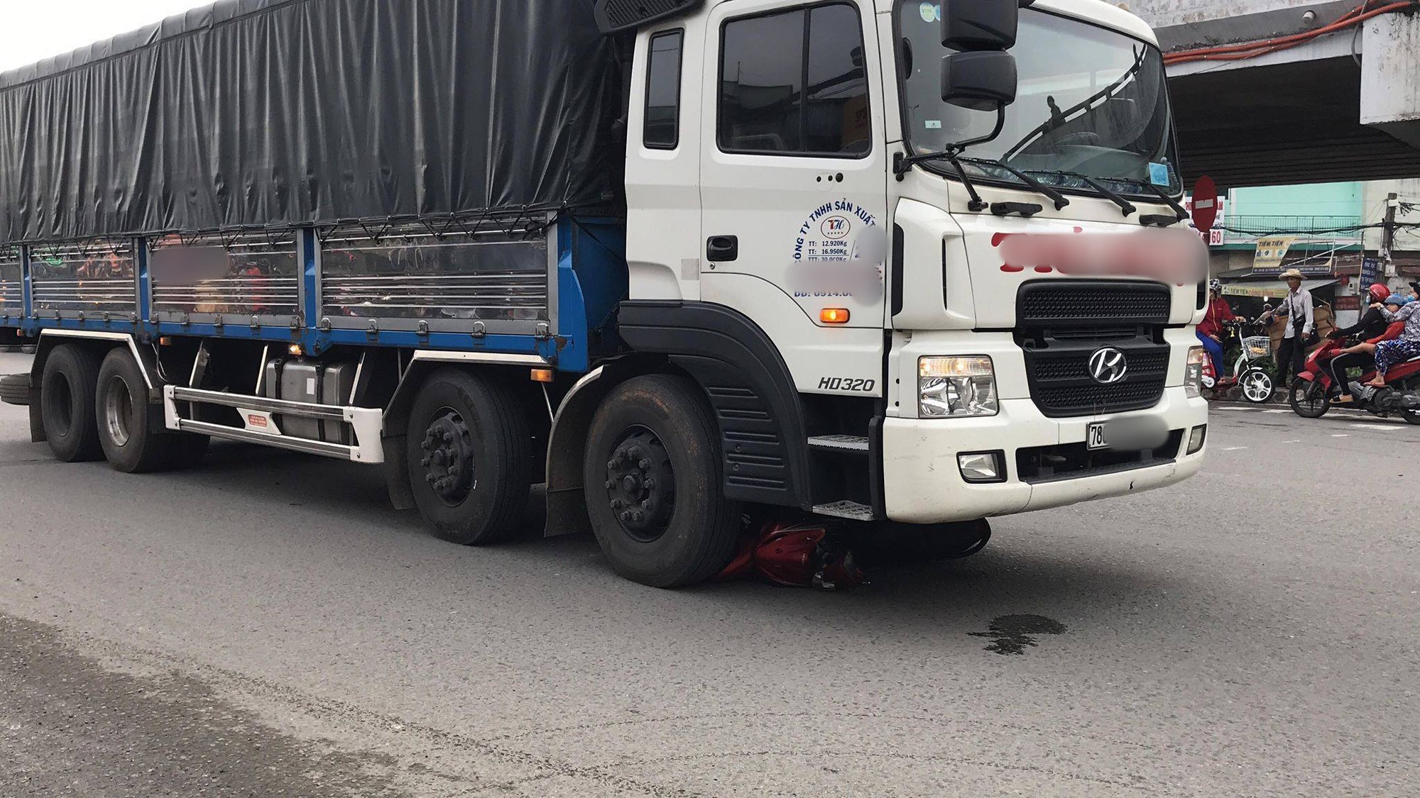 Người mẹ và bé gái 3 tuổi chết thương tâm sau tai nạn tại vòng xoay “tử thần” ở Sài Gòn - Ảnh 1. Người mẹ và bé gái 3 tuổi chết thương tâm sau tai nạn tại vòng xoay “tử thần” ở Sài Gòn - Ảnh 1.