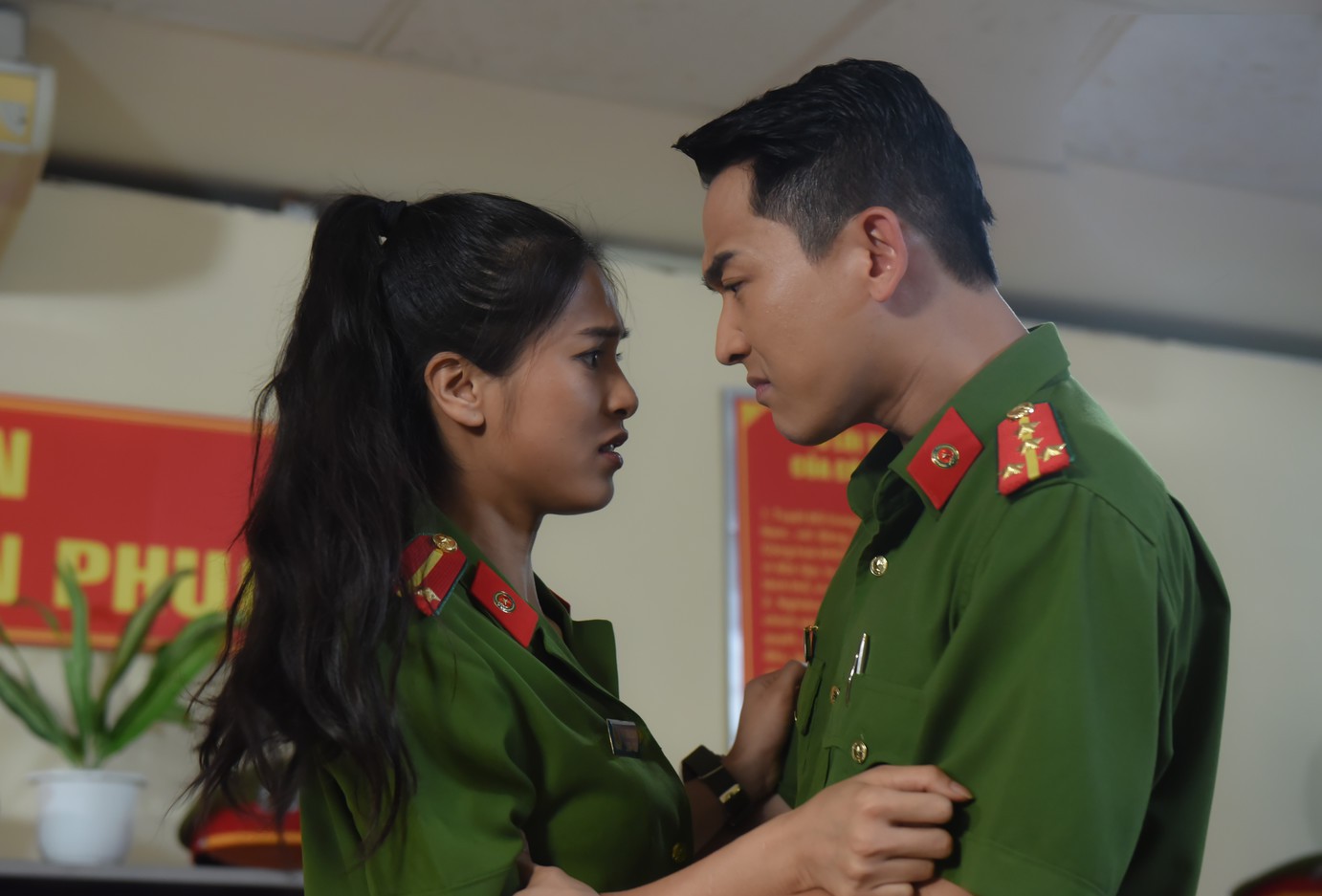 5 nữ quân nhân xinh đẹp, cá tính và đầy bản lĩnh từng gây thương nhớ trên màn ảnh Việt - Ảnh 4. 5 nữ quân nhân xinh đẹp, cá tính và đầy bản lĩnh từng gây thương nhớ trên màn ảnh Việt - Ảnh 4.