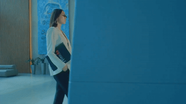 Phiên bản Next Top Model chất nhất 2017 trở lại với đoạn clip Yêu nữ thích hàng hiệu - Ảnh 3.
