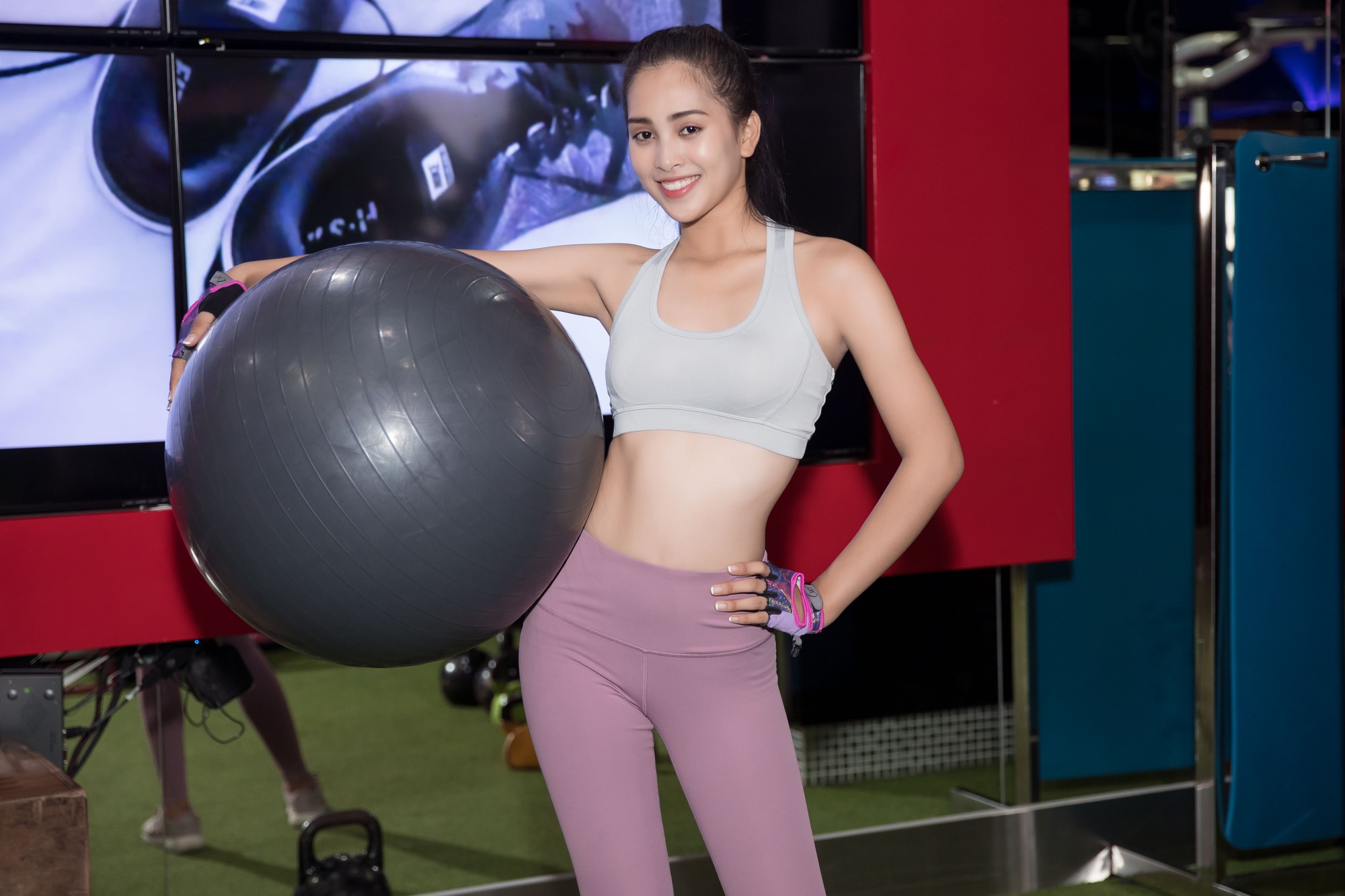 Hoa hậu Tiểu Vy tự tin khoe eo thon, dáng chuẩn trong buổi tập đầu tiên cho hành trình đến với Miss World 2018 - Ảnh 9. Hoa hậu Tiểu Vy tự tin khoe eo thon, dáng chuẩn trong buổi tập đầu tiên cho hành trình đến với Miss World 2018 - Ảnh 9.