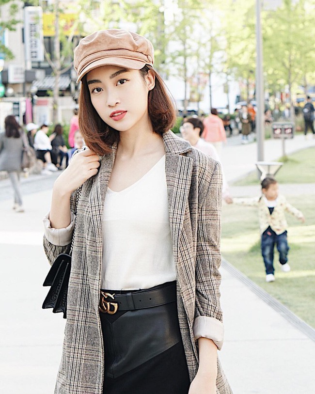 Cả Hà Tăng và Đỗ Mỹ Linh đều diện blazer kẻ, riêng một mình HH Tiểu Vy chọn trench coat khởi động street style mùa thu - Ảnh 2.