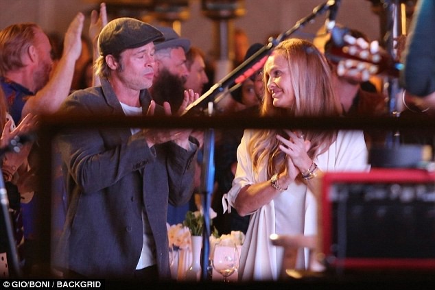 Brad Pitt lộ ảnh cười đùa cùng bạn gái tin đồn giữa sự kiện, ra về cùng nhau lúc tối muộn - Ảnh 4. Brad Pitt lộ ảnh cười đùa cùng bạn gái tin đồn giữa sự kiện, ra về cùng nhau lúc tối muộn - Ảnh 4.