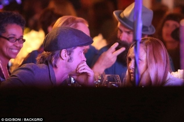 Brad Pitt lộ ảnh cười đùa cùng bạn gái tin đồn giữa sự kiện, ra về cùng nhau lúc tối muộn - Ảnh 5. Brad Pitt lộ ảnh cười đùa cùng bạn gái tin đồn giữa sự kiện, ra về cùng nhau lúc tối muộn - Ảnh 5.